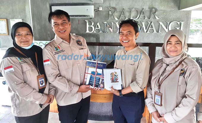 DUKUNGAN DARI BALAI BAHASA: Tim dari Balai Bahasa Jatim yang terdiri dari Wenni Rusbiyantoro, Siti Komariyah, dan Tri Winaisih menyerahkan buku kepada Direktur Jawa Pos Radar Banyuwangi Samsudin Adlawi kemarin (13/7).  (Gerda/RadarBanyuwangi.id)