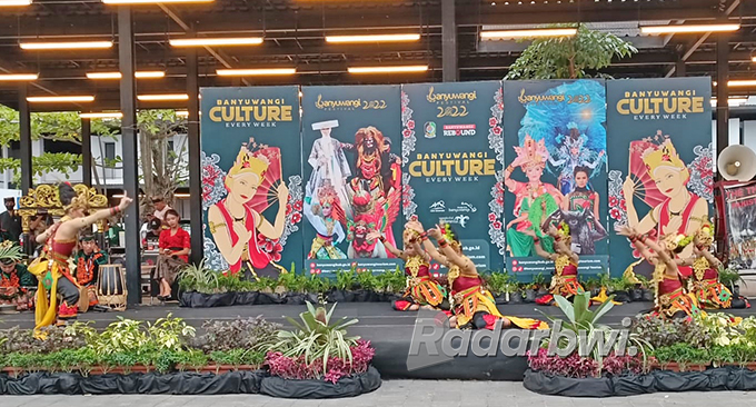 DAPAT APRESIASI: Duta seni pelajar SDN 2 Kedayunan menampilkan atraksi seni angklung caruk, Sabtu sore (23/7). (Dedy Jumhardiyanto/Radar Banyuwangi)