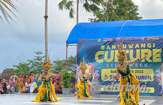 GEMULAI: Duta seni pelajar dari SD, SMP dan SMA se Kecamatan Singojuruh menampilkan tari jejer gandrung jaran dawuk secara kolosal di lapangan RTH Kecamatan Singojuruh, Sabtu sore (16/7). (Dedy Jumhardiyanto/Radar Banyuwangi)