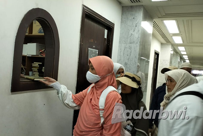 PENGALAMAN BERBEDA: Jemaah haji Banyuwangi menerima mushaf dan buku di pintu 74 Masjidilharam Selasa (19/7). (Yudi for Radar Banyuwangi)