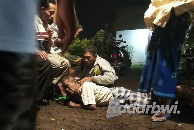 BERTINGKAH ANEH: Andem mendadak kesurupan Kamis (20/7). Ini tandanya tidak lama lagi di Desa Aliyan akan digelar tradisi Keboan. (Anton for Radar Banyuwangi)