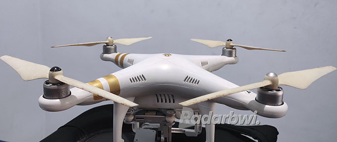 QUADCOPTER: Pesawat tanpa awak (drone) untuk keperluan foto dan video menggunakan empat baling-baling. (Ramada Kusuma/Radar Banyuwangi)