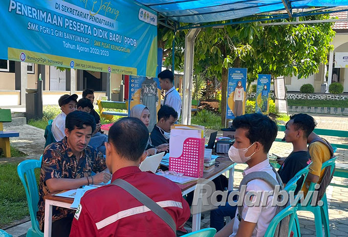 MENDAFTAR SEKOLAH: Sejumlah siswa lulusan SMP mendatangi SMK PGRI 2 Giri setelah tersisih dari jalur PPDB, Selasa (5/7). (Fredy Rizki/Radar Banyuwangi)