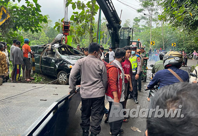 DIANGKAT DARI JURANG: Mobil Innova bernopol DK 1395 OE yang terperosok ke jurang di dekat tikungan Cawan, Desa Kenjo, Kecamatan Glagah dievakuasi petugas, Rabu (14/7) sore. (Polresta Banyuwangi for RaBa)