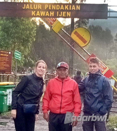 PAKAI JAKET TEBAL: Wisatawan mancanegara merasakan dinginnya kawasan Ijen sebelum mendaki ke puncak gunung dengan ketinggian 2.386 mpdl tersebut Jumat (8/7). (Lutfi for Radar Banyuwangi)