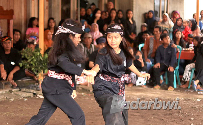 TRADISI RUTIN: Anggota pencak sumping menampilkan kebolehanya di Dusun Mondoluko, Desa Tamansuruh, Kecamatan Glagah, Minggu (10/7). (Disbudpar Banyuwangi for RaBa)