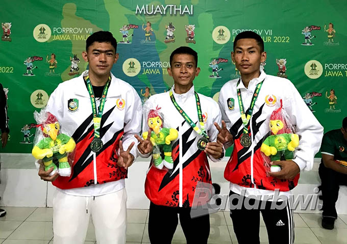 BUAH LATIHAN KERAS: Atlet muaythai Edgar Taruna Akbar, dan M Syaif sama-sama membawa medali perunggu untuk Banyuwangi. (Fredy Rizki/Radar Banyuwangi)