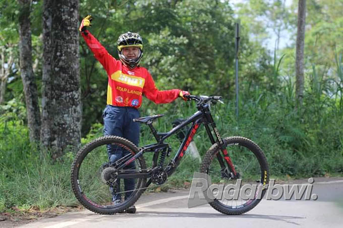 Putri Ayu Andini, atlet downhill dan BMX andalan Banyuwangi. (Ramada Kusuma/Radar Banyuwangi)