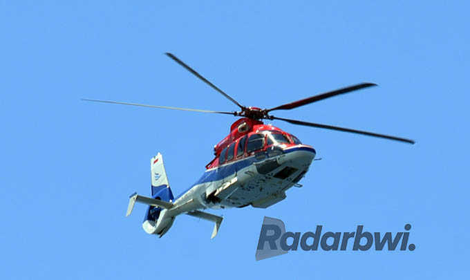 BANYAK FUNGSI: Helikopter yang sering beroperasi di sekitar kawasan Bandara Banyuwangi. (Ramada Kusuma/Radar Banyuwangi)