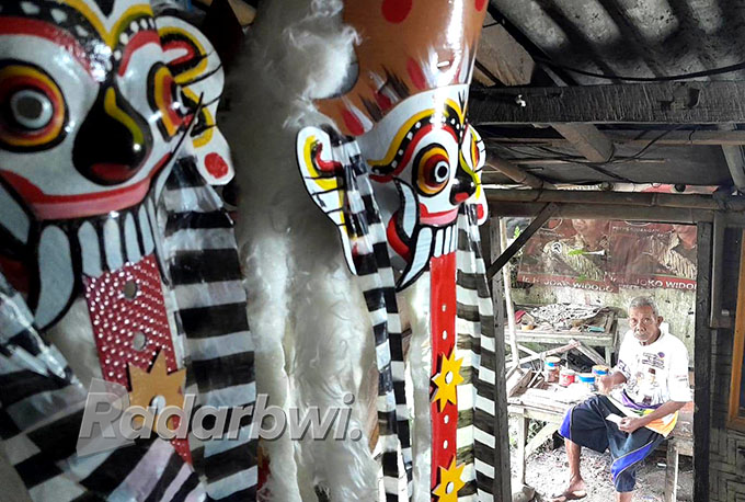 BUATAN SENDIRI: Puniran dan hasil karya topeng barong yang tembus hingga luar Jawa di rumahnya Dusun Kalikempit, Desa Tulungrejo, Kecamatan Glenmore, Kamis (14/7). (Irham Muzaki/Radar Genteng)