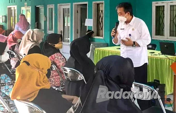 MENDENGARKAN: dr. Yos Hermawan sosialisasi stunting di di Pos Kesehatan Dusun Curahketangi, Desa Setail, Kecamatan Genteng, Kamis (30/6). (Yos Hermawan for Radar Genteng)