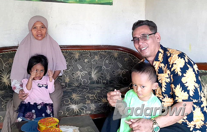BERKAH: Istri Ahmad Kholil, Marini Fatmasari bersama kedua anaknya dan Mahfudz Syamsul Hadi, kakak ipar di rumahnya, Dusun Sukomukti, Desa Sukorejo, Kecamatan Bangorejo, Senin (4/7). (Irham Muzaki/Radar Genteng)