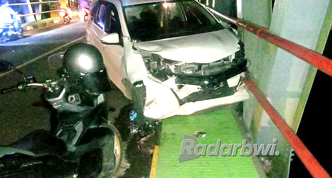 RINGSEK: Mobil Toyota Calya rusak di bagian depan setelah menabrak motor Honda CS One di jembatan Dusun Krajan, Desa Setail, Kecamatan Genteng pada Sabtu (2/7) malam. (Polsek Genteng for Radar Banyuwangi)