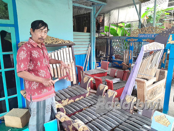 HASIL KARYA: Pembuat gamelan Marsam menunjukan hasil karyanya di halaman rumahnya Dusun Kaligesing, Desa Karangmulyo, Kecamatan Tegalsari, Minggu (17/7). (Irham Muzaki/Radar Genteng)