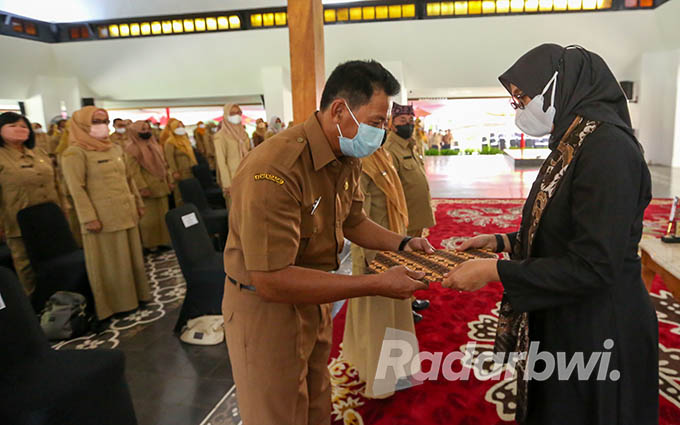 DITUNTUT PENUH INOVASI: Bupati Ipuk menyerahkan SK pengangkatan kepada salah seorang kepala Sekolah Dasar  (SD) dalam pelantikan di Pendapa Sabha Swagata Blambangan, Kamis (30/6) lalu.  (Ramada Kusuma/Radar Banyuwangi)