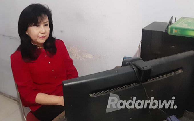 TEGANG: Linggawati Wijaya mendengarkan putusan yang dibacakan hakim PN Banyuwangi dalam persidangan secara virtual di Lapas Banyuwangi, Senin  (4/7). (Bagus Rio/Radar Banyuwangi)
