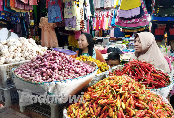 TAK TERKENDALI: Harga kebutuhan pokok seperti cabai rawit, bawang merah, dan telur di Pasar Banyuwangi mengalami kenaikan yang cukup signifikan dalam sepekan ini. (Bagus Rio/Radar Banyuwangi)