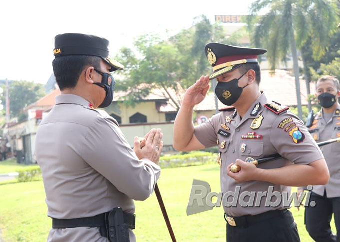KADO SPESIAL: Kapolda Jatim Irjen Pol Nico Afinta (kiri) memberikan selamat kepada Kapolresta Banyuwangi Kombes Pol Deddy Foury Millewa di halaman Polda Jatim, Jumat (1/7) lalu. (Humas Polresta Banyuwangi for RaBa)