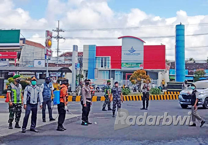 PENYEKATAN: Petugas memantau sejumlah kendaraan yang melintas di Pelabuhan ASDP Ketapang Banyuwangi, Minggu (24/7). (Bagus Rio/Radar Banyuwangi)