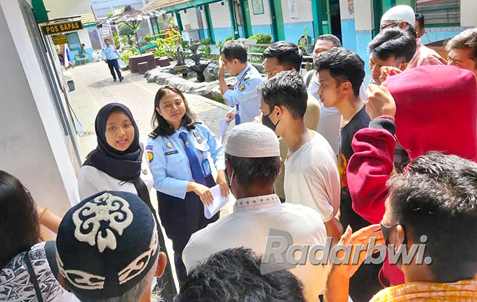 DIPULANGKAN: Belasan napi Lapas Banyuwangi yang mendapatkan asimilasi rumah langsung dipulangkan Selasa (5/7) lalu. (Bagus Rio/Radar Banyuwangi)