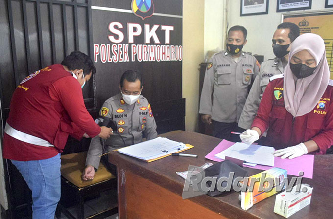 CEK: Kapolsek Purwoharjo AKP Budi Hermawan menjalani pemeriksaan kesehatan dari tim Sub Sie Dokkes Kespol Polresta Banyuwangi di Mapolsek Purwoharjo, Rabu (13/7). (Salis Ali/Radar Genteng)