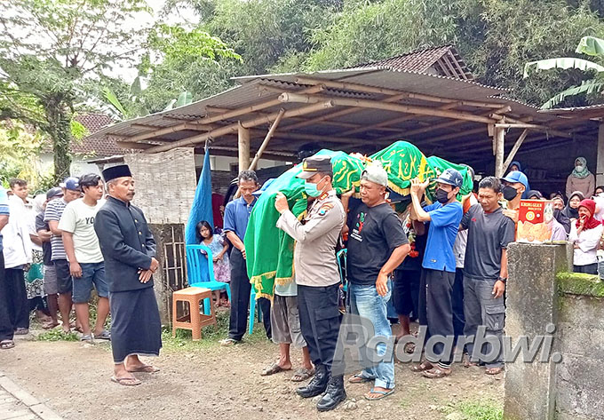 DIMAKAMKAN: Jenazah Mohadi akan diberangkatkan ke TPU Dusun Tugung, Desa/Kecamatan Sempu, Selasa (19/7). (Salis Ali/Radar Genteng)