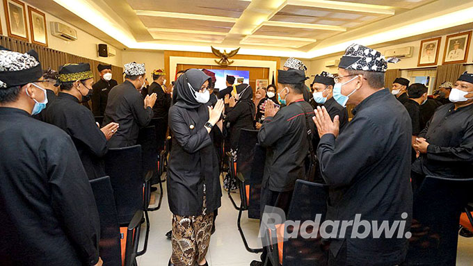 ENERGI BARU: Bupati Ipuk melantik puluhan kepala SMP di aula Rempeg Jogopati kantor Pemkab Banyuwangi, Kamis (30/6) lalu. (Dini Rahmawati for Radar Banyuwangi)