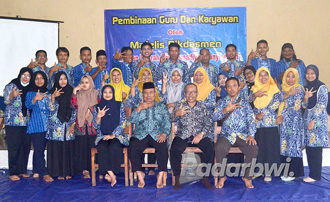KOMPAK: Ketua Majelis Dikdasmen H. Nawachid (lima dari kanan), anggota Dikdasmen Musa Al Hady, kepala SMK Muhammadiyah 3 Tegaldlimo Rahmi Nur Aini (lima dari kiri) bersama dewan guru, dan karyawan usai pembinaan pada Sabtu (16/6). (Thomy Sila/Radar Genten