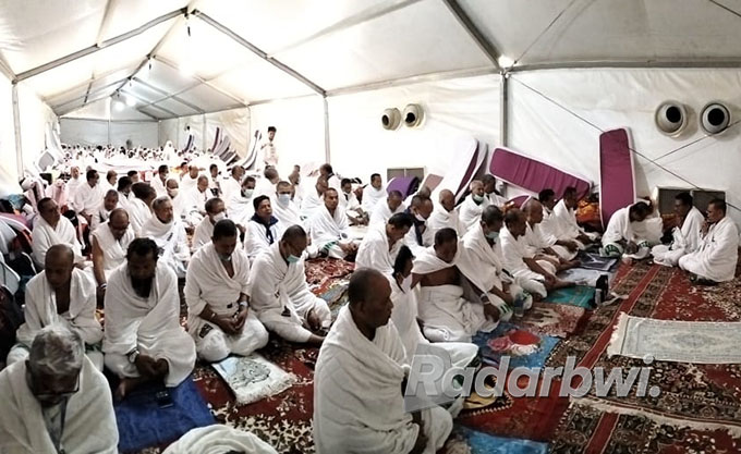 BERDOA: Jemaah haji dari KBIH Sabilillah memperbanyak doa dan zikir selama melaksanakan wukuf di dalam tenda-tenda yang berdiri di Arafah, Jumat (8/7). (Gufron Mustofa for Radar Banyuwangi)