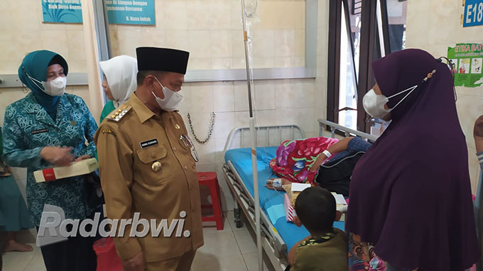 MENYAPA LANGSUNG: Bupati Situbondo Karna Suswandi menjenguk warga yang sedang menjalani perawatan di RSAR Situbondo, Senin (8/8) kemarin. (Iwan Feriyanto/Radar Situbondo)