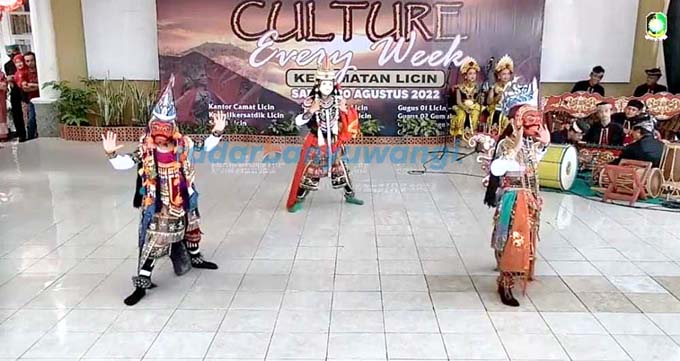 BEDA: Duta seni pelajar dari gugus 4 Kluncing Pakel menampilkan tari tari topeng pucung. (Deddy Jumhardiyanto/RadarBanyuwangi.id)