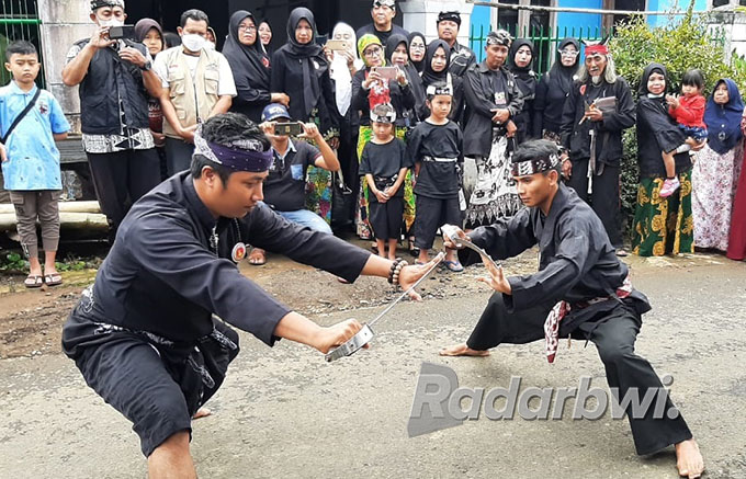BIBIT-BIBIT PENDEKAR: Anak-anak dan pemuda Dusun Mondoluko, Desa Tamansuruh berlatih pencak sumping di jalan kampung desa setempat, pekan lalu. (Qowim for Radar Banyuwangi)