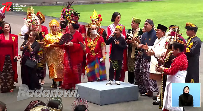 TAMPIL MEMUKAU: Farel Prayoga mendendangkan lagu ”Ojo Dibandingke” yang diikuti jogetan para menteri dan pejabat tinggi di Istana Negara, Rabu (17/8). (Tangkapan Layar Youtube Sekretariat Presiden)
