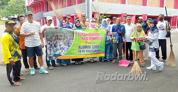 PEDULI SESAMA: Alumni SMPN 4 Banyuwangi tahun 1985 saat memberikan nasi kotak kepada pesapon di GOR Tawangalum, Jumat (12/8). (Toha/Radar Banyuwangi)