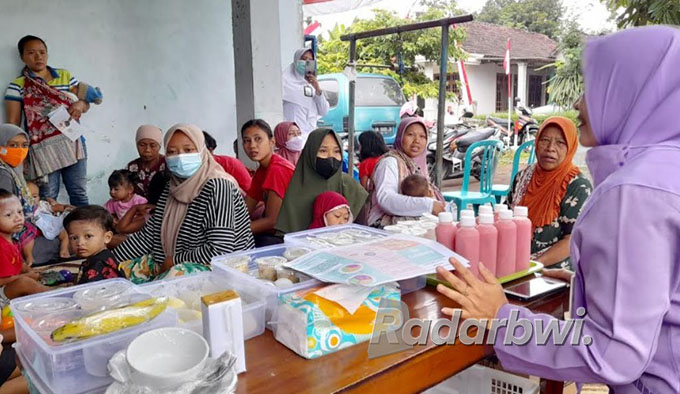 PKRS: Tim RSAH menggelar promosi kesehatan rumah sakit di Posyandu Nangka, Dusun Sidotentrem, Yosomulyo, Kecamatan Gambiran, Banyuwangi, Kamis (18/8) lalu. (RSAH Gambiran for Radar Banyuwangi)