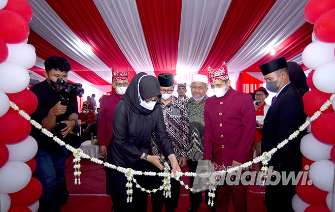 POTONG PITA: Bupati Ipuk didampingi owner Depo Indah Karya Bangunan Haji Fauzi, Haikal, dan Haidar memotong pita depo bangunan terlengkap pertama di Banyuwangi, Rabu (17/8). (Ramada Kusuma/Radar Banyuwangi)