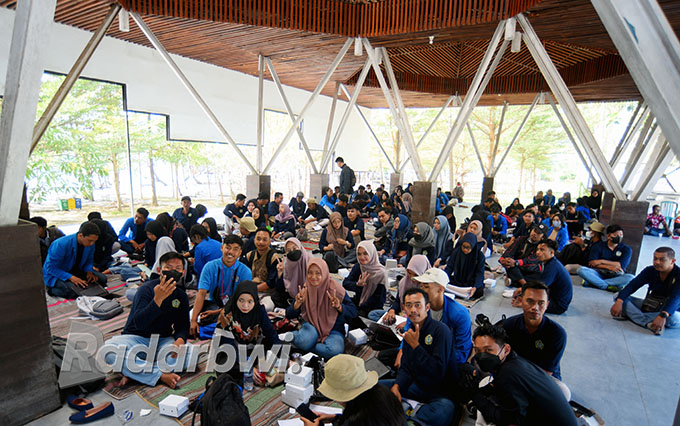 BANTU KEMAJUAN PARIWISATA: Mahasiswa Uniba yang menjalani KKN di sembilan titik destinasi wisata mengikuti penutupan yang berlangsung di Grand Watudodol, Senin (15/8).  (Ramada Kusuma/Radar Banyuwangi)