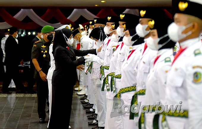TETAP JAGA PROKES: Bupati Ipuk Fiestiandani memberikan ucapan selamat kepada anggota paskibra usai dikukuhkan di Pendapa Sabha Swagata Blambangan, Minggu malam (14/8). (Ramada Kusuma/Radar Banyuwangi)