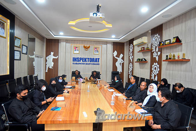 SERIUS: Inspektur Pembantu Wilayah IV Banyuwangi Marwoto memberikan sosialisasi tentang Survei Penilaian Integritas (SPI) kepada responden internal dari SKPD di Banyuwangi, Kamis (4/8). (Ramada Kusuma/Radar Banyuwangi)