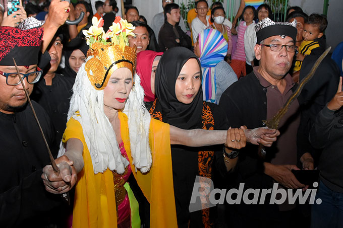 PERGI UNTUK SELAMANYA: Mbah Supani dikenal sebagai sosok penari Seblang Bakungan yang cukup kesohor. Dia terakhir menari Seblang Bakungan pada Selasa, 19 Juni 2022 lalu. (Ramada Kusuma/Radar Banyuwangi)