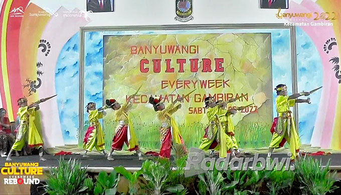HEROIK: Pelajar MIN 3 Banyuwangi ikut berpartisipasi lewat tari Jogopati. (Dedy Jumhardiyanto/Radar Banyuwangi)