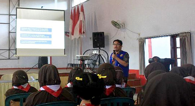 BAHAS ISU KESEHATAN: Pemaparan  materi Kesehatan Reproduksi Remaja oleh Dr Apt Anton Bahtiar MBiomed.