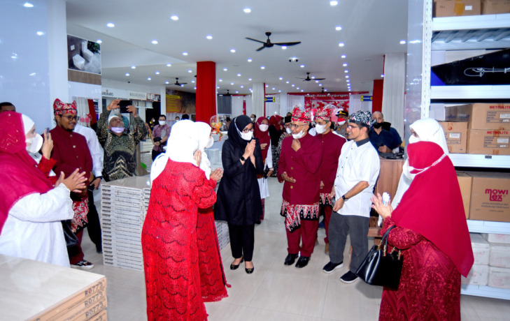 SALAM HANGAT: Keluarga besar Depo Indah Karya Bangunan H Fauzi, H Haikal, Haidar, dan keluarga menyambut Bupati Ipuk Fiestiandani, Rabu (17/8). (Ramada Kusuma/RadarBanyuwangi.id)