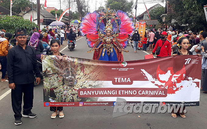 PATRIOTISME: Kepala SMK 17 Agustus 1945 Cluring Dwi Muji Hariyanto, SE memimpin siswanya dalam Kirab Budaya di Desa/Kecamatan Cluring pada Sabtu siang (27/8). (Agus Baihaqi/Radar Banyuwangi)