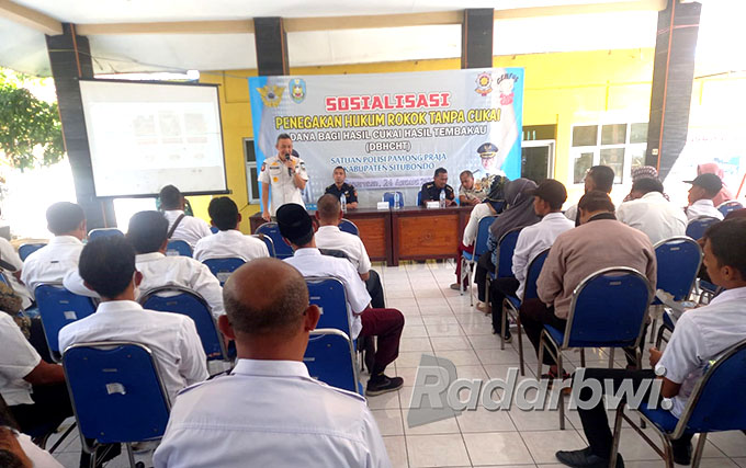 BERI PEMAHAMAN: Kasat Pol-PP, Buchari melakukan sosialisasi pencegahan peredaran rokok ilegal, di aula Kantor Desa Wringinanom, Kecamatan Panarukan, Rabu (24/8). (Iwan Feriyanto/Radar Situbondo)