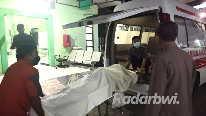 DITUTUP KAFAN: Bambang Supriyono, Warga Desa/Kecamatan Wates, Kulon Progo, Yogyakarta, dievakuasi ke ambulans untuk dibawa ke rumah duka di Jagjakarta, Rabu (10/8) siang. (Humaidi/Radar Situbondo)