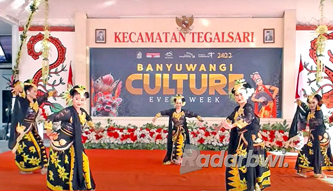 GEMULAI: Perwakilan duta seni dari SMPN 1 Tegalsari menampilkan tari gantari. (Dedy Jumhardiyanto/Radar Banyuwangi)