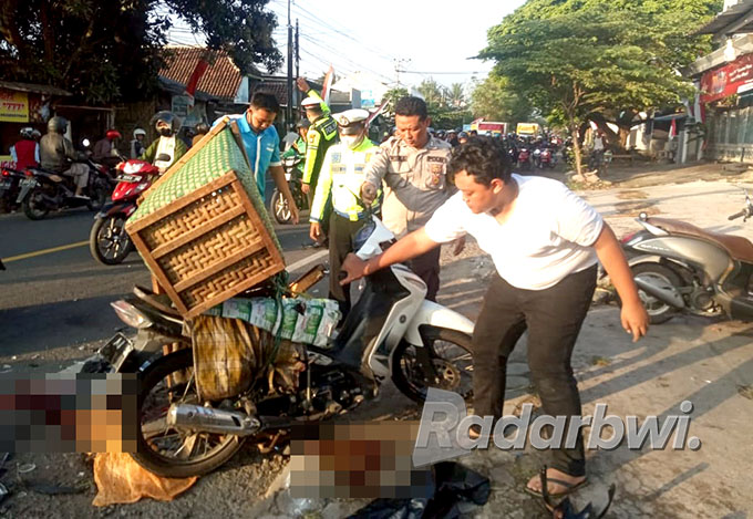 BAWA TOBOS: Sepeda motor Vega RR bernopol P 5080 FT yang dikendarai Solikin hancur setelah terlibat kecelakaan di jalan raya Rogojampi, Senin (15/8) pagi. (Sudarsono for Radar Banyuwangi)