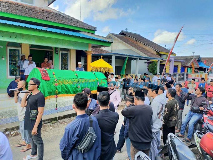PROSESI PEMAKAMAN: Keluarga, kolega, dan teman ikut mengantarkan jenazah Bang Dzoel di tempat pemakaman umum (TPU) Desa Benelan Lor, Kabat kemarin (24/8). (Deddy Jumhardiyanto/RadarBanyuwangi.id)