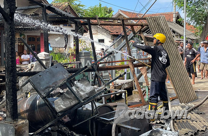 AKIBAT KORSLETING LISTRIK: Si jago merah meludeskan Pertamini milik Mohamad Yasin, 42, warga Kelurahan Kalipuro, Jumat (12/8). (Fredy Rizki/Radar Banyuwangi)